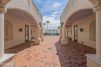 5090 Riverside Dr in Port Orange, FL - Foto de edificio - Building Photo