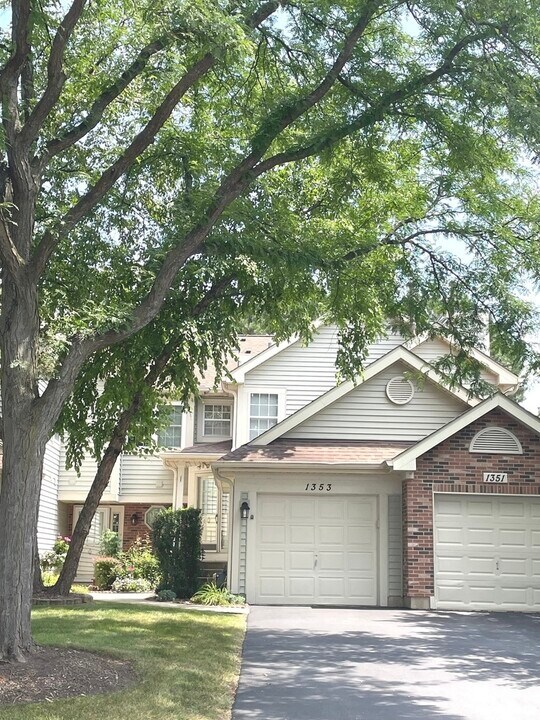 1353 Coldspring Rd in Carol Stream, IL - Building Photo
