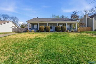 2504 Reabok Cir SW in Huntsville, AL - Building Photo