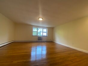 216 Kent St, Unit 23 in Brookline, MA - Foto de edificio - Building Photo