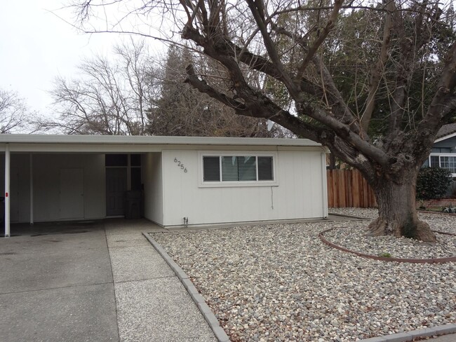 6256-6258 Fennwood Ct in Sacramento, CA - Building Photo - Building Photo