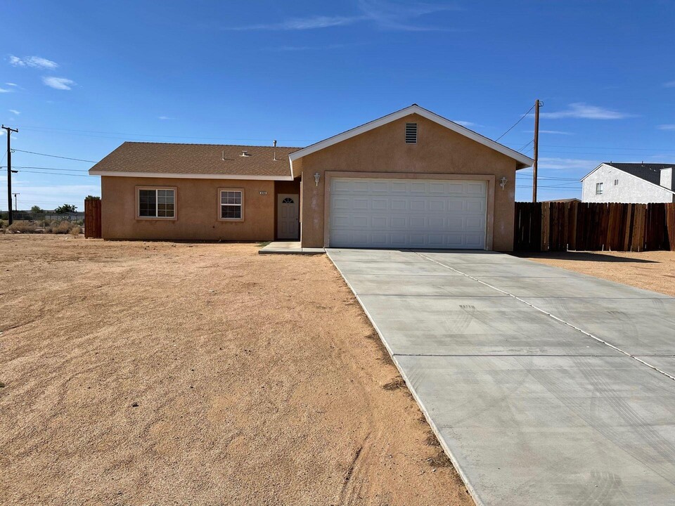 8160 Kalmia Ave in California City, CA - Building Photo