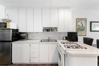 2445 Lake Pancoast Dr in Miami, FL - Building Photo - Building Photo