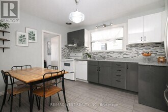 15 Hamlyn Crescent in Toronto, ON - Building Photo - Building Photo
