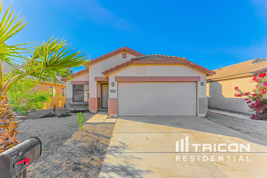 1111 E Santa Fiore St in San Tan Valley, AZ - Building Photo