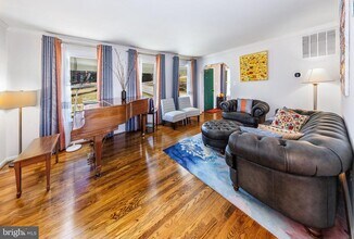 980 Old Holly Dr in Great Falls, VA - Building Photo - Building Photo