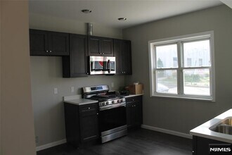519 Roosevelt Ave, Unit 1 in Carteret, NJ - Building Photo - Building Photo