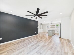 8810 Slayton Dr in Austin, TX - Foto de edificio - Building Photo
