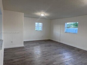 21221 SW 120th Ave in Miami, FL - Foto de edificio - Building Photo