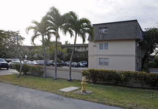 Palm Plaza Apartments in South Miami, FL - Building Photo - Building Photo