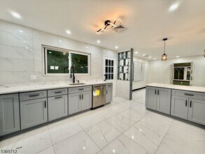 53 Pine Grove Rd in Berkeley Heights, NJ - Building Photo - Building Photo