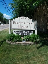 Bassett Creek Apartments in Crystal, MN - Foto de edificio - Building Photo