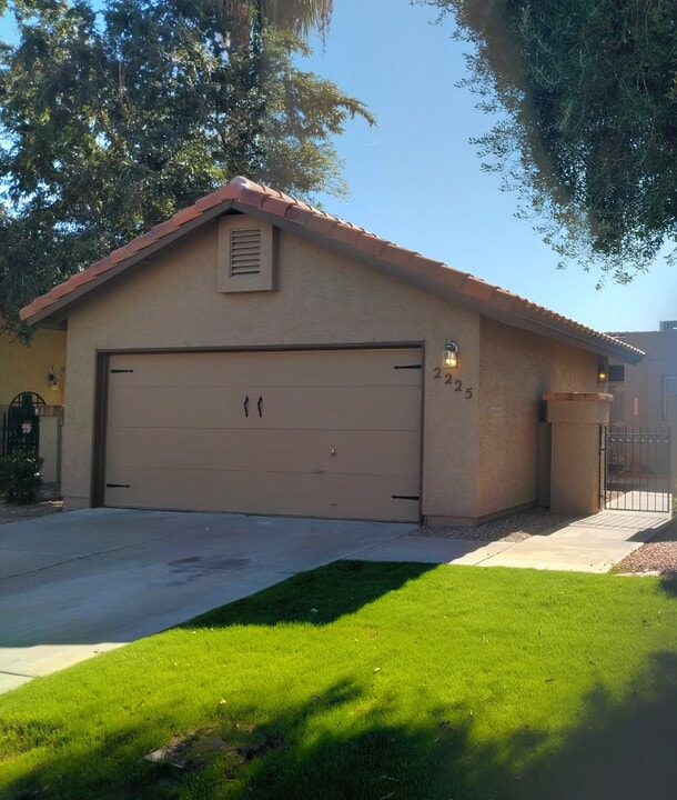 2225 E Forge Ave in Mesa, AZ - Building Photo