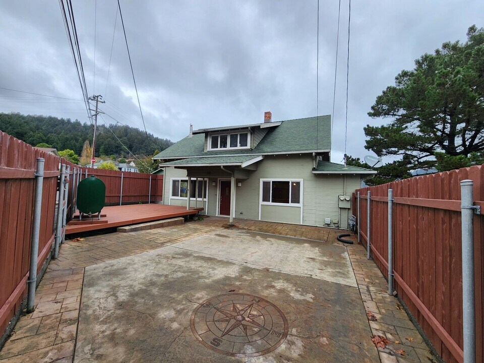 310 Monument Rd in Rio Dell, CA - Building Photo