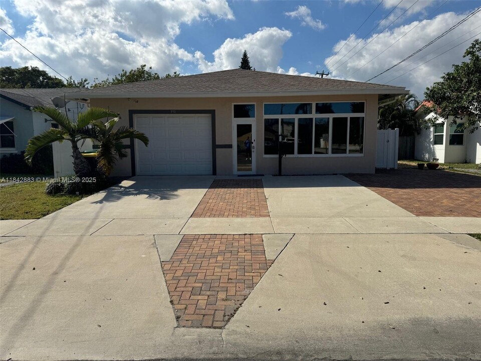 350 SW 2nd Ave in Dania Beach, FL - Building Photo
