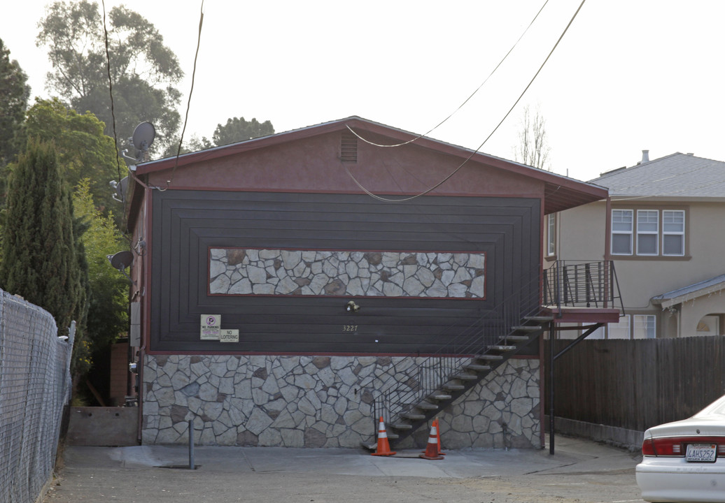 3227 Brookdale Ave in Oakland, CA - Building Photo