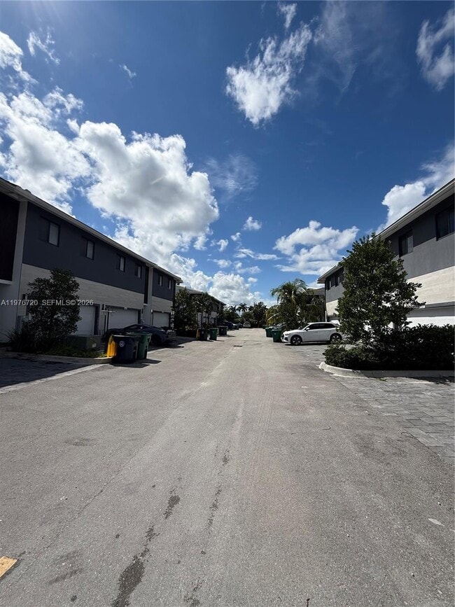 4655 SW 32nd Ave in Fort Lauderdale, FL - Building Photo - Building Photo