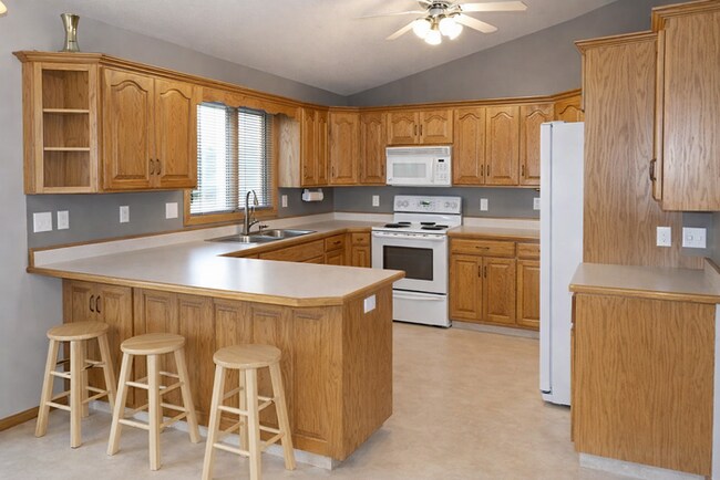 2113 Santa Barbara Dr in Bismarck, ND - Building Photo - Building Photo