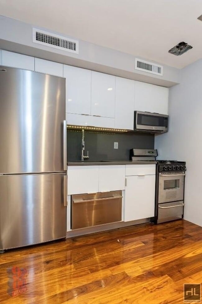 LEROY ST. in New York, NY - Building Photo - Building Photo