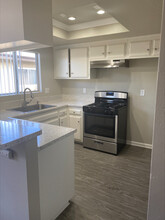 Twin Oaks Apartments in Orange, CA - Building Photo - Building Photo