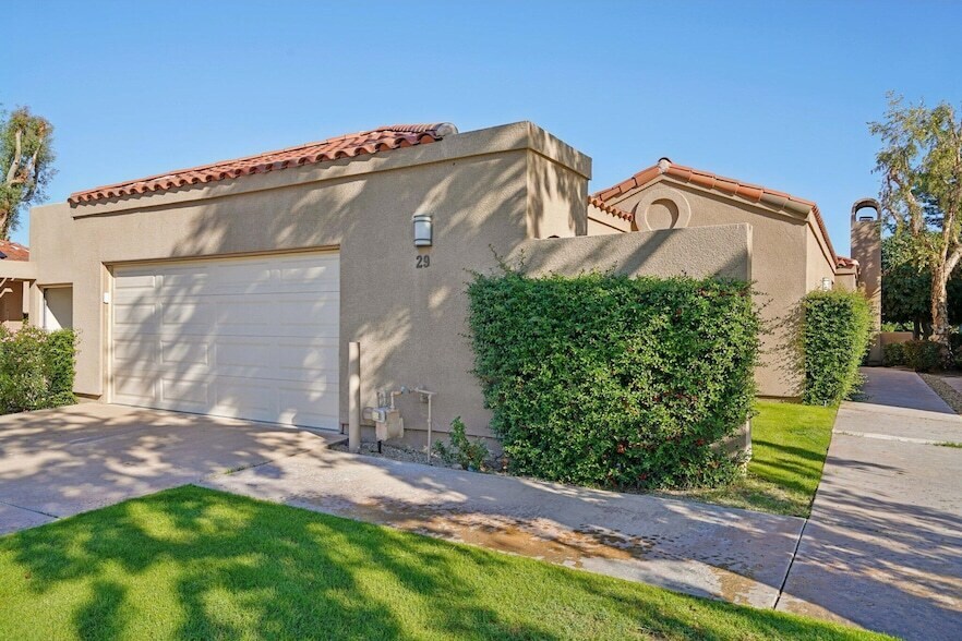 29 Lakeshore Dr in Rancho Mirage, CA - Building Photo