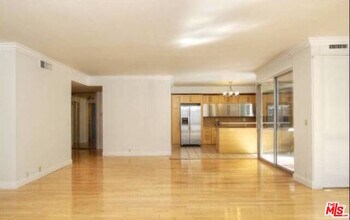 318 N Maple Dr-Unit -C106 in Beverly Hills, CA - Foto de edificio - Building Photo