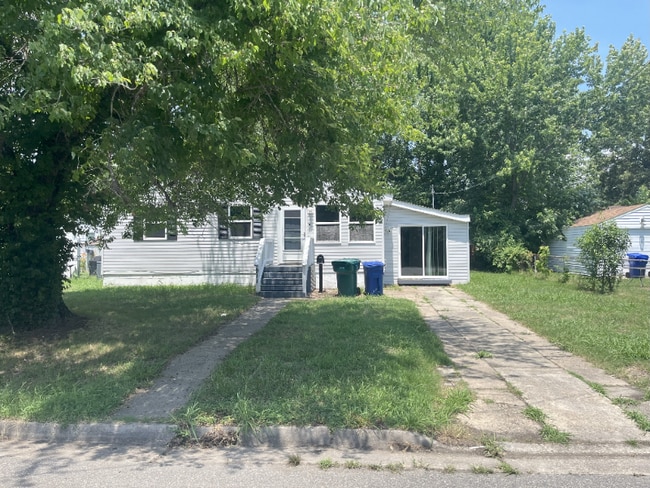 property at 911 W Russell Ct