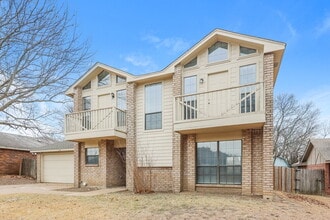 216 Mesa Wood Dr in Glenn Heights, TX - Foto de edificio - Building Photo