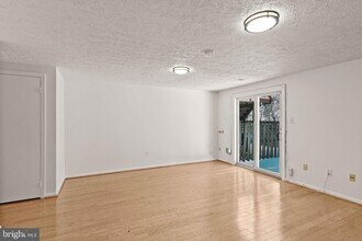 14428 Black Horse Ct in Centreville, VA - Foto de edificio - Building Photo