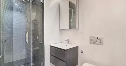 120 Christopher St in New York, NY - Building Photo - Building Photo