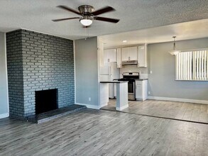 17132 Emerald Ln, Unit D in Huntington Beach, CA - Foto de edificio - Building Photo