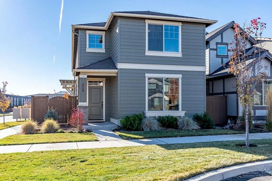 20807 Smoke Stack Ln in Bend, OR - Foto de edificio