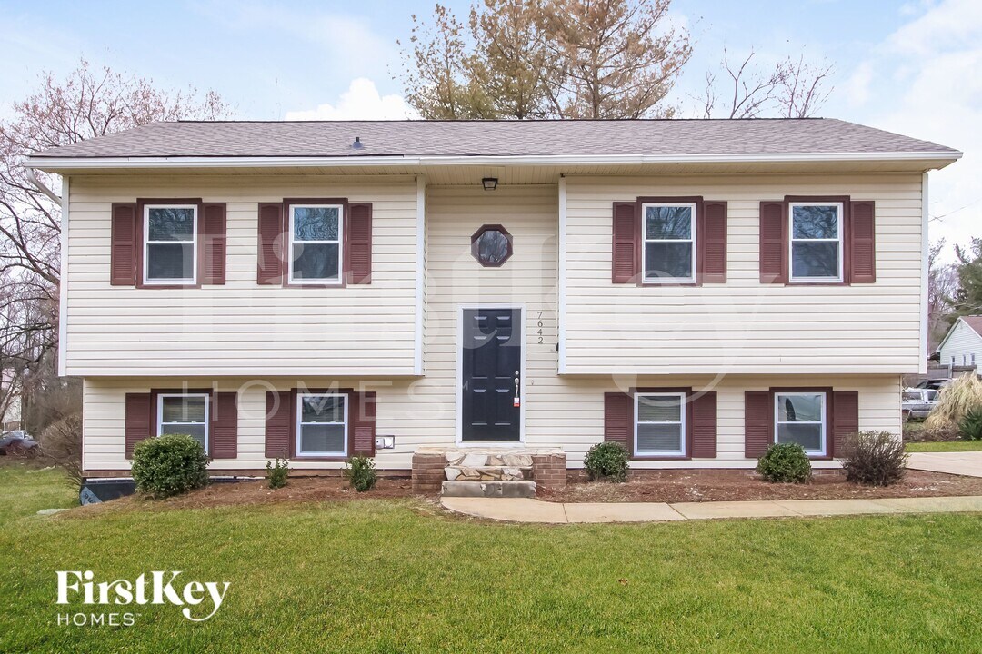 7642 Pine St in Rural Hall, NC - Foto de edificio