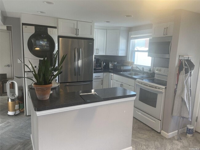 164 W Nicholai St in Hicksville, NY - Building Photo - Building Photo