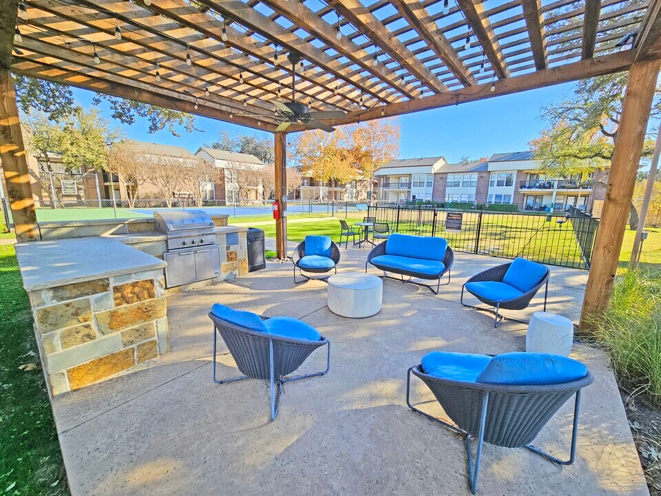 Bent Tree Trails Apartments in Addison, TX - Foto de edificio