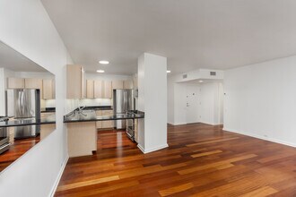 330 S Barrington Ave in Los Angeles, CA - Building Photo - Building Photo