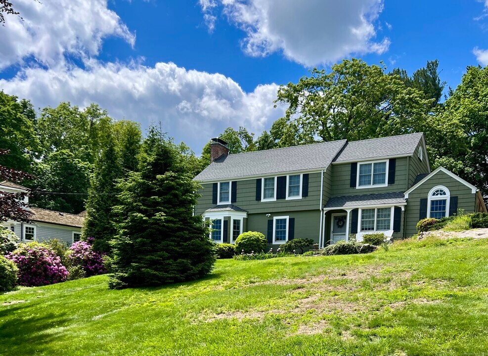 88 5 Mile River Rd in Darien, CT - Building Photo