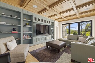 2325 Duxbury Cir in Los Angeles, CA - Building Photo - Building Photo