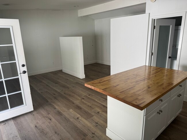 5646 Woodman Ave in Van Nuys, CA - Building Photo - Building Photo