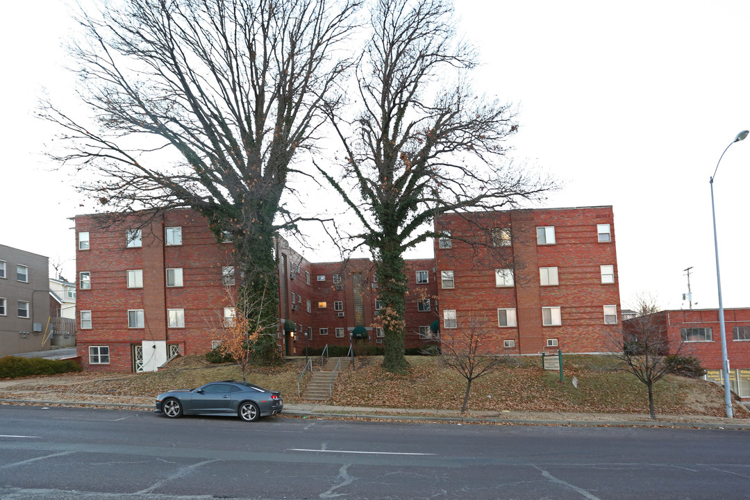 Hampton Courtyard Apartments in St. Louis, MO - Building Photo