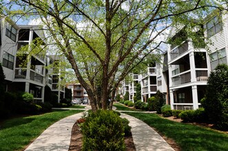 Oak Tree Village in Edison, NJ - Building Photo - Building Photo