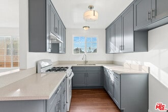 12325 Oxnard St in Los Angeles, CA - Building Photo - Building Photo