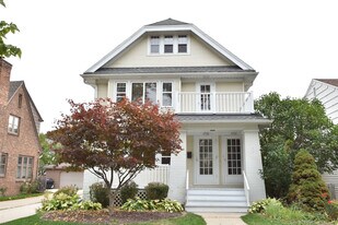 5706 N Bay Ridge Ave, Unit Upper Unit in Milwaukee, WI - Building Photo
