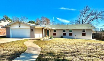 561 Mockingbird Ln in Kerrville, TX - Building Photo