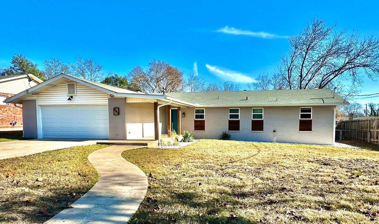 561 Mockingbird Ln in Kerrville, TX - Building Photo