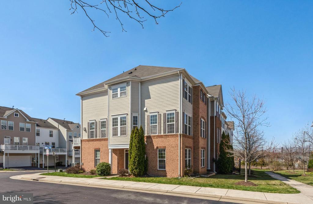 22652 Gray Falcon Square in Ashburn, VA - Building Photo