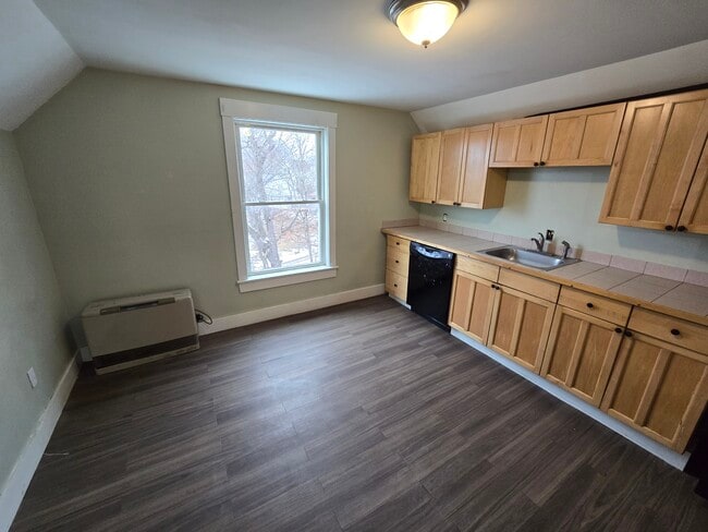 6 Dixon St, Unit 3 in Laconia, NH - Foto de edificio - Building Photo