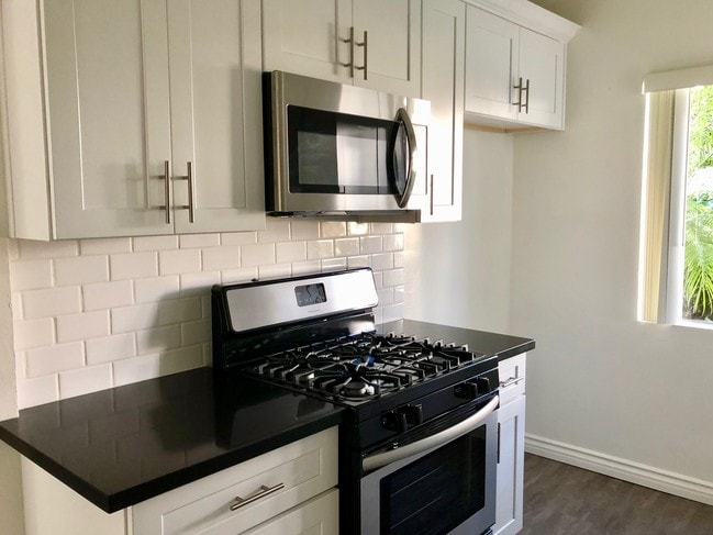 Shamrock Apartments in Downey, CA - Foto de edificio - Building Photo