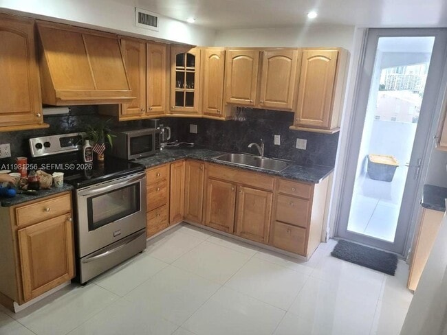 3703 NE 166th St in Miami, FL - Foto de edificio - Building Photo