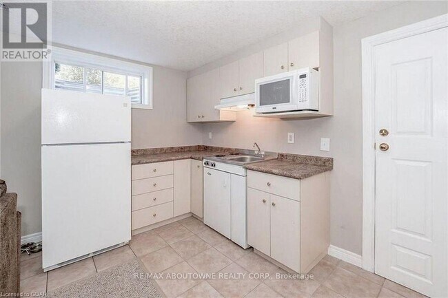 7 Clairfields Dr W in Guelph, ON - Building Photo - Building Photo